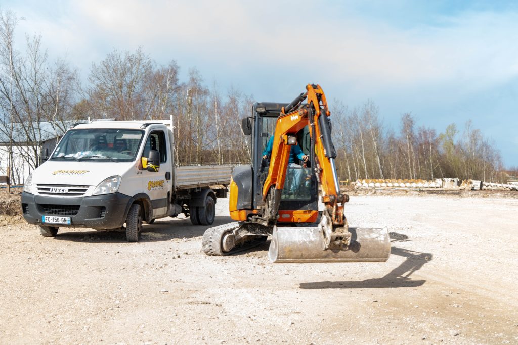 Mini-pelle et camion sur le chantier de la mosquée.