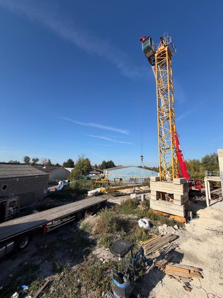 Vue du chantier avec la grue à tour en cours de démontage.