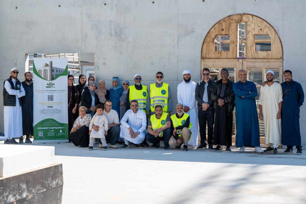 Les visiteurs et bénévoles réunis devant le bâtiment.